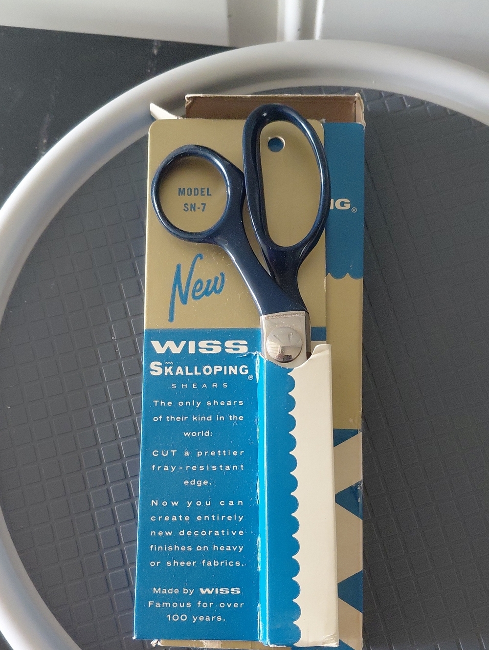 Vintage Wiss Scalloping Shears - Navy Blue Handles